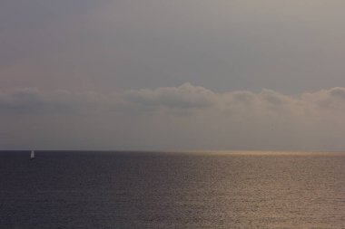 Alacakaranlık, yazın gün batımı Katalan sahillerinde