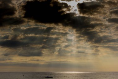 Alacakaranlık, yazın gün batımı Katalan sahillerinde