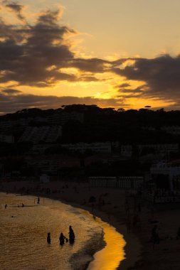 Alacakaranlık, yazın gün batımı Katalan sahillerinde