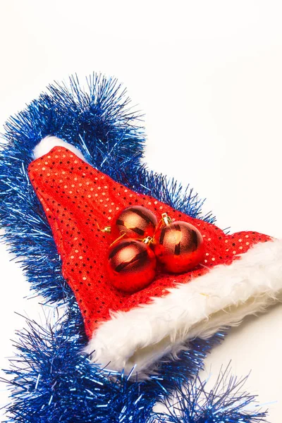 Weihnachtskugeln Bunte Schmuckkugeln Weihnachtsmützen Dekorative Weihnachtssymbole — Stockfoto