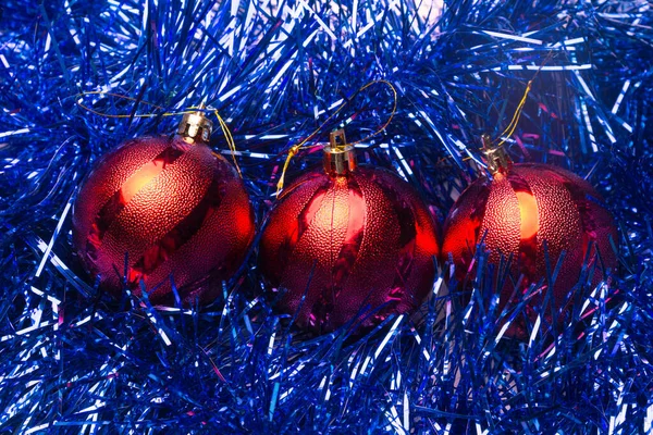 Weihnachtskugeln, bunte Schmuckkugeln, Weihnachtsmützen, dekorative Weihnachtssymbole. — Stockfoto