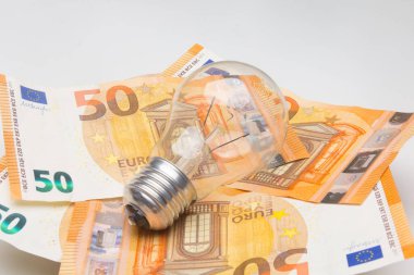 Banknotlar ve ampuller paranın üstünde.