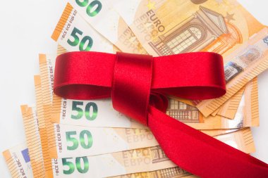 Kırmızı hediye yay ile para faturaları