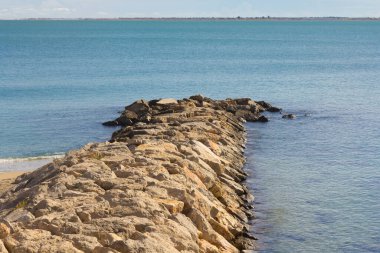 Denizde dalgaları kontrol eden bir kaya dalgası.