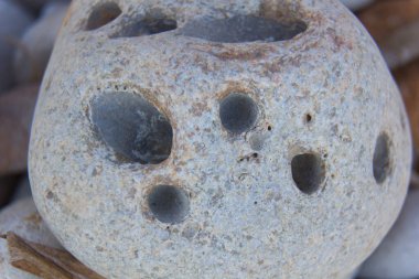 Deniz suyuyla aşınmış taşların yakın çekimi