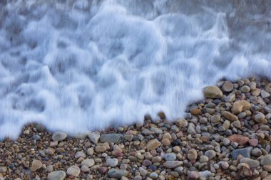 Sahilde küçük dalgalar