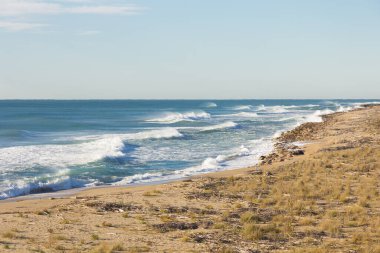 Dalgalar, sahildeki kötü deniz.