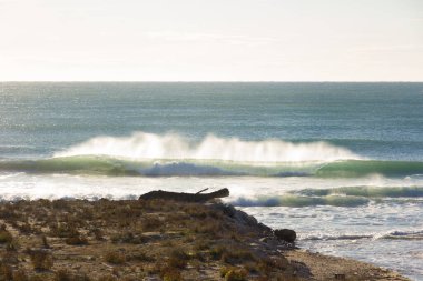 Dalgalar, sahildeki kötü deniz.