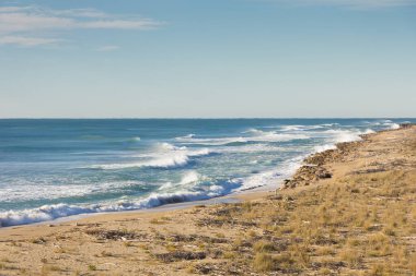 Dalgalar, sahildeki kötü deniz.