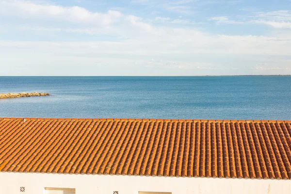 Spokojny Niebieski Morze Pomarańczowy Dach — Zdjęcie stockowe
