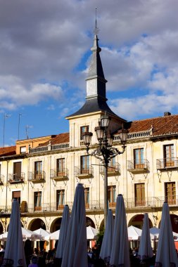 İspanya 'nın Castilla-Leon bölgesindeki Leon şehrinin sokakları.
