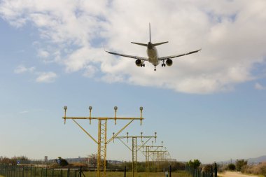 Yolcu uçağı iniş için havaalanına yaklaşıyor.