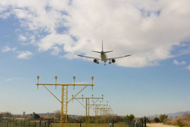 Işıklı fenerler, havaalanı pistine inmek için uçağın girişini gösteriyor..