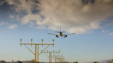 Yolcu uçağı iniş için havaalanına yaklaşıyor.
