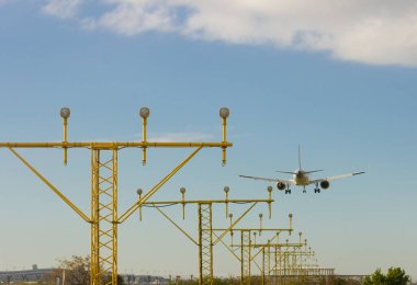 Işıklı fenerler, havaalanı pistine inmek için uçağın girişini gösteriyor..
