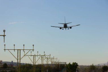 Yolcu uçağı iniş için havaalanına yaklaşıyor.