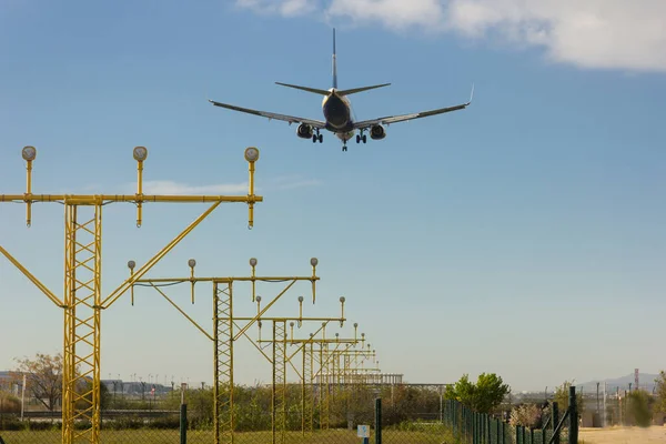 Yolcu uçağı iniş için havaalanına yaklaşıyor.