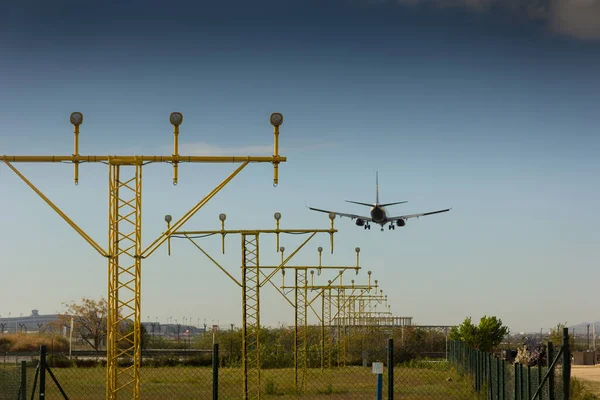 Işıklı fenerler, havaalanı pistine inmek için uçağın girişini gösteriyor..