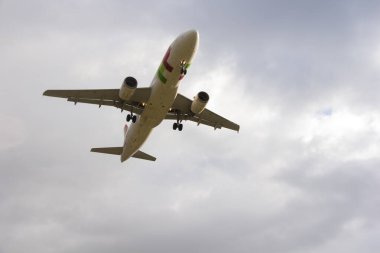 Yolcu uçağı iniş için havaalanına yaklaşıyor.