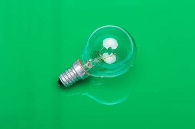 Yeşil arka planda enerji yoğunluklu akkor ampuller