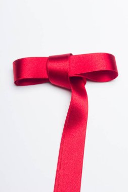 Beyaz arka planda hediye paketi için kırmızı kurdele