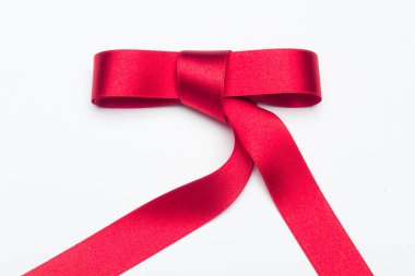 Beyaz arka planda hediye paketi için kırmızı kurdele