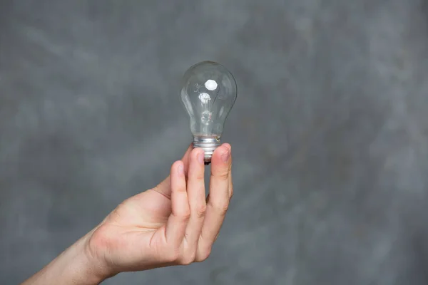 Yüksek kalorili değeri nedeniyle yüksek enerji tüketimine sahip parlak ampul.