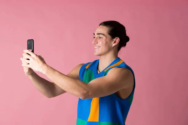 Modelo tomando una selfie con su teléfono celular Videoconferencia en el trabajo o con un amigo — Foto de Stock