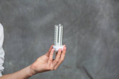 Elektrik parasından tasarruf etmek için enerji tasarrufu ampulü