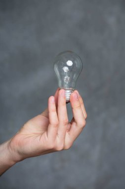 Yüksek kalorili değeri nedeniyle yüksek enerji tüketimine sahip parlak ampul.