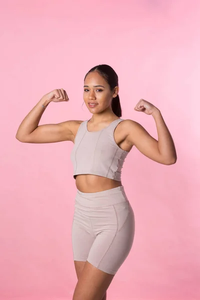 Chica Joven Haciendo Ejercicios Gimnasia Estiramiento Antes Comenzar Actividad Deportiva —  Fotos de Stock