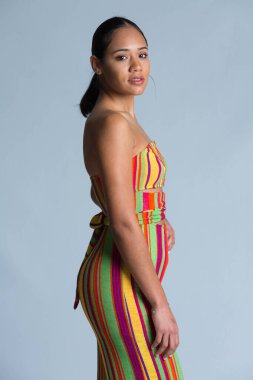 Çok güzel esmer bir kızın stüdyo portresi