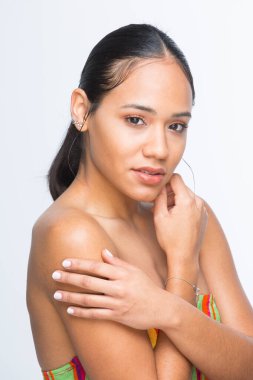 Teni kusursuz genç bir kızın güzel portresi.