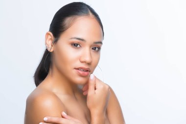 Teni kusursuz genç bir kızın güzel portresi.