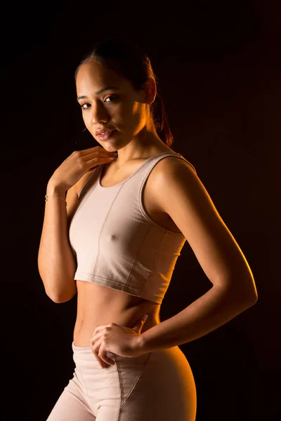 Foto Íntima Mujer Ropa Deportiva Sobre Fondo Negro — Foto de Stock