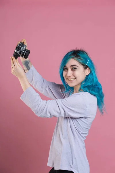 Молода Жінка Бере Селфі Своєю Аналоговою Камерою — стокове фото