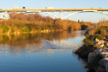 Barselona yakınlarındaki Llobregat Nehri 'ni geçen modern bir köprü.