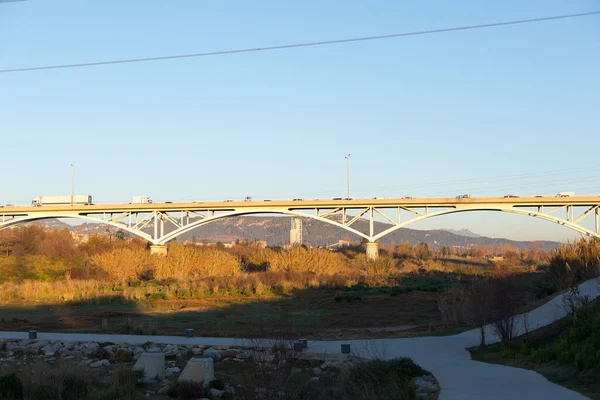 跨越巴塞罗那附近Llobregat河的现代桥梁 — 图库照片