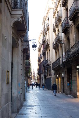 Barcelona 'nın eski şehir merkezinde bir sokak.