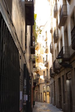 Barcelona 'nın eski şehir merkezinde bir sokak.