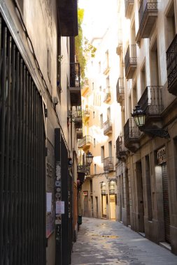 Barcelona 'nın eski şehir merkezinde bir sokak.