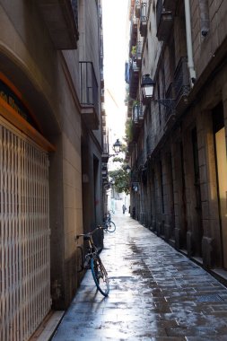 Barcelona 'nın eski şehir merkezinde bir sokak.