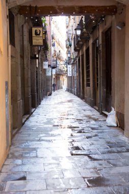 Barcelona 'nın eski şehir merkezinde bir sokak.