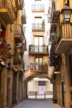 Barcelona 'nın eski şehir merkezinde bir sokak.