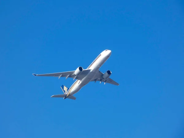 Commercial Passenger Aircraft Flying Blue Sky — Stock Photo, Image