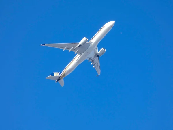 Commercial Passenger Aircraft Flying Blue Sky — Stock Photo, Image