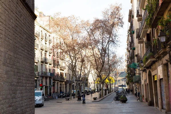 Barcelona 'nın eski şehir merkezinde bir sokak.