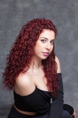 Genç, güzel ve seksi bir kadının portresi