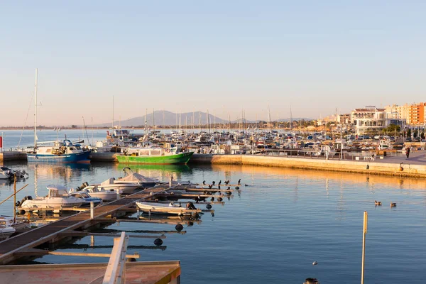 Kleiner Yachthafen in La Ampolla, Tarragona, Katalonien, Spanien. — Stockfoto