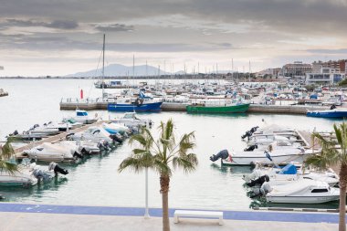 Küçük bir Akdeniz köyünde küçük bir marina.